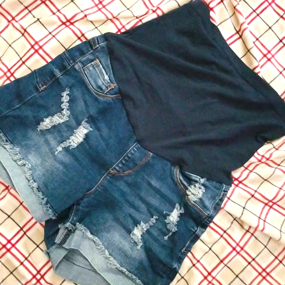 SONG maternity shorts size small